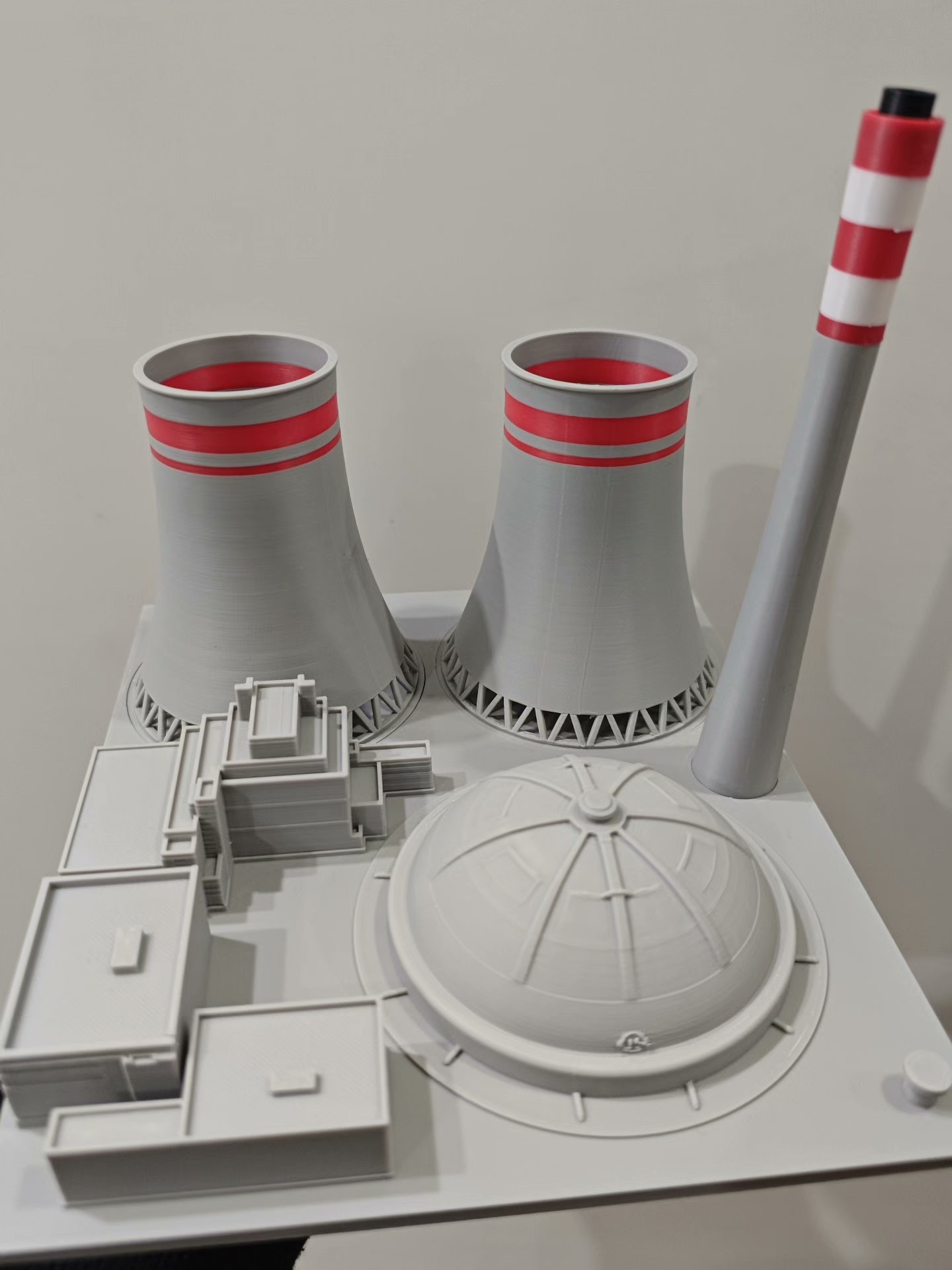 3Dプリント製ミニ火力発電所モデル（煙突と冷却塔付き）、工業 - 3D Printing Industrial のレビューと価格